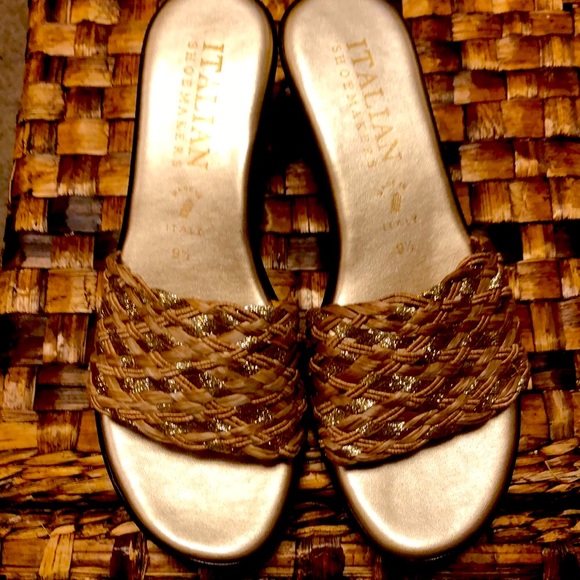 Italian shoemakers gold metallic slides. Size 9.5. Fits like 9. - Picture 4 of 7